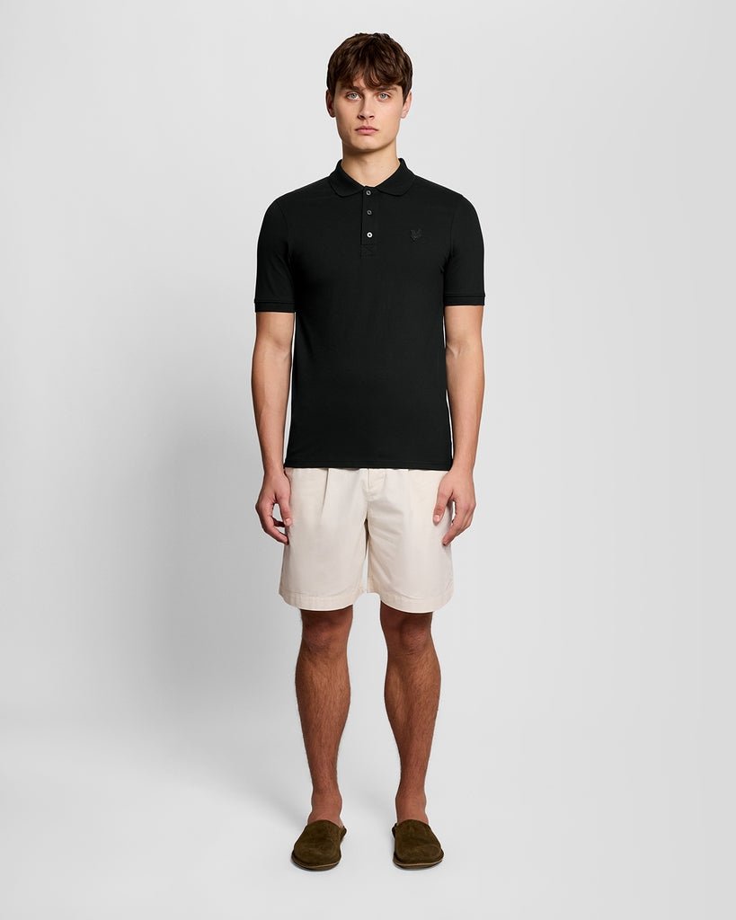 Homme portant un polo en coton ultra-fin noir de jais
