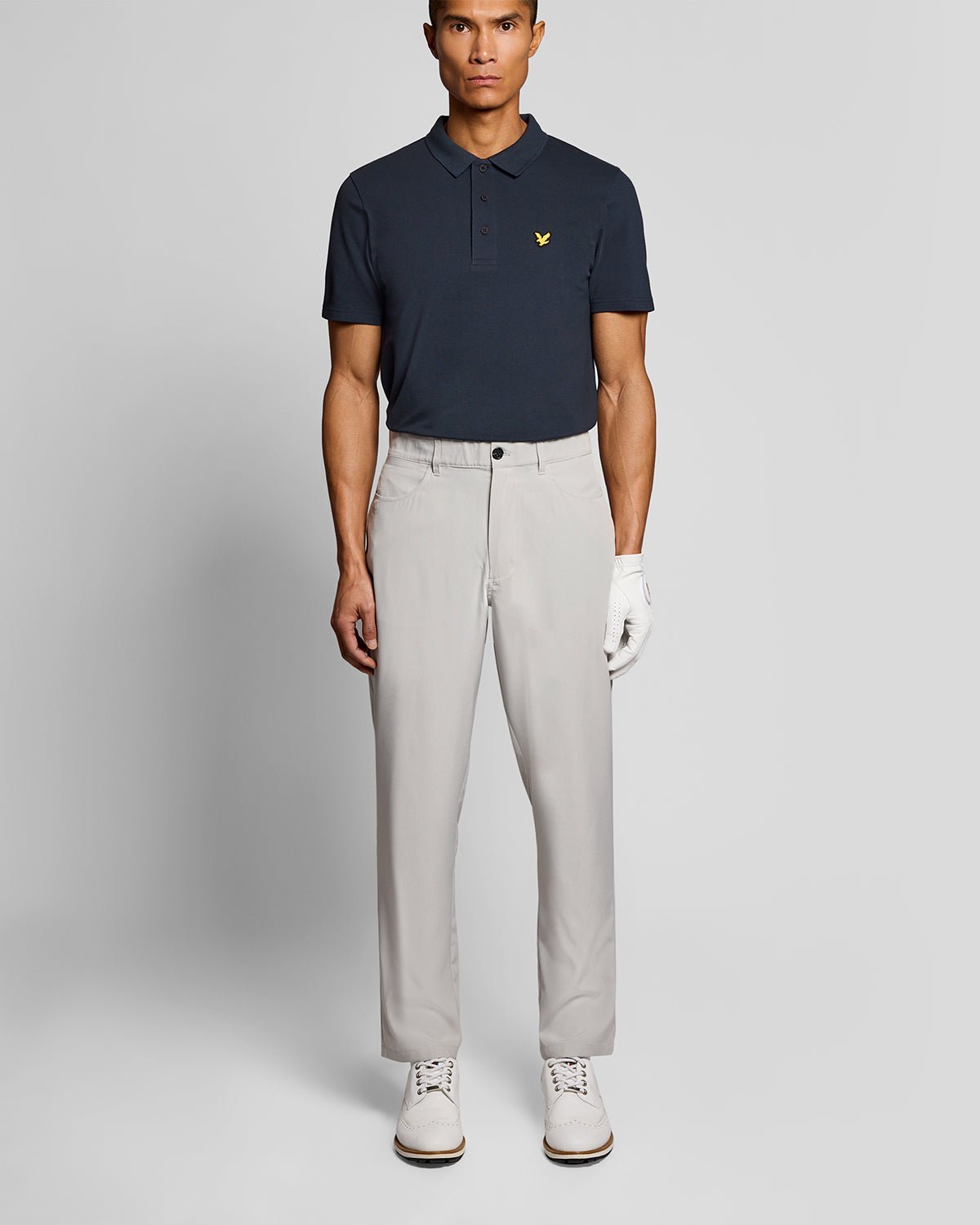 Un homme porte un polo technique bleu marine foncé