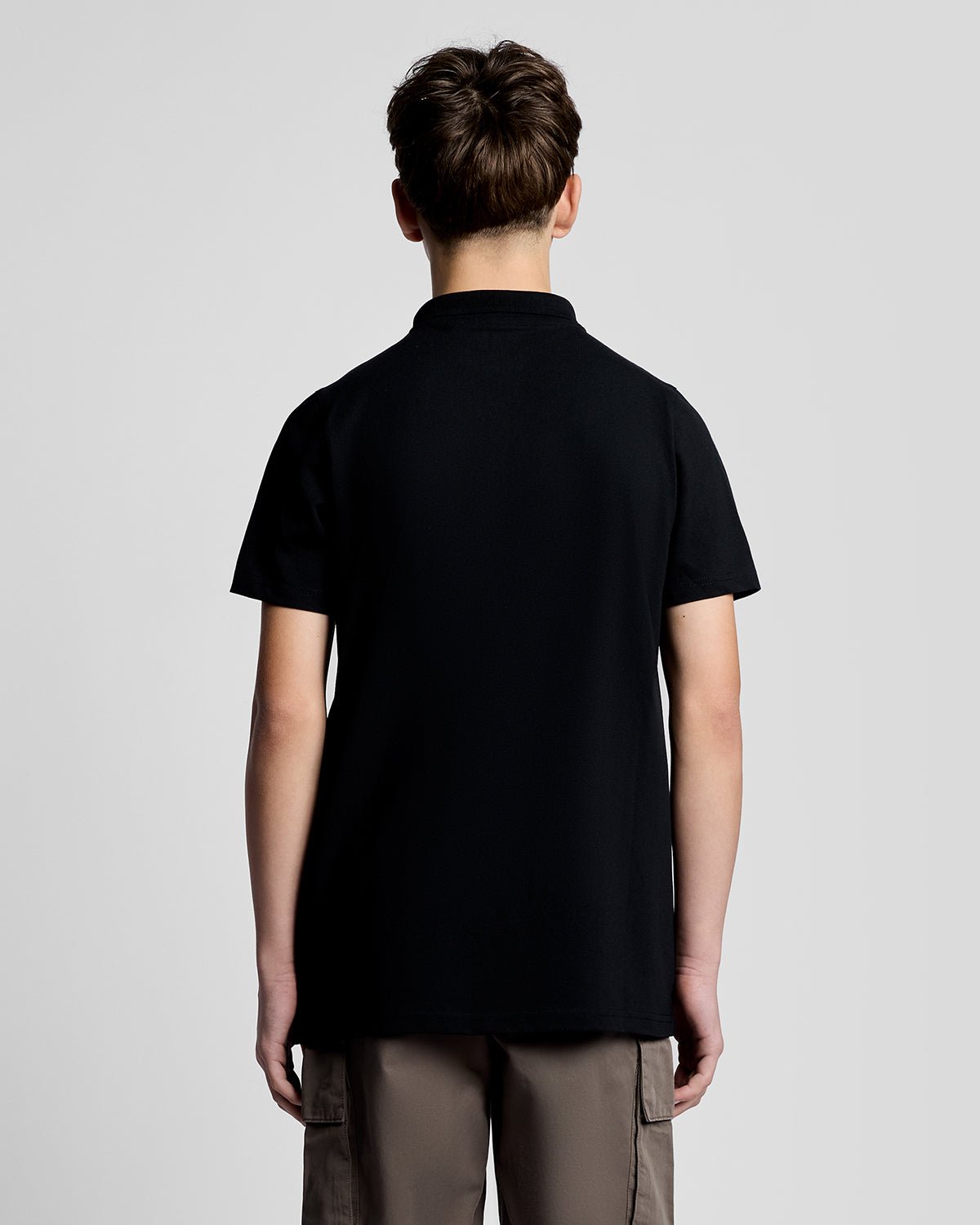 Un homme porte un polo de sport noir de jais