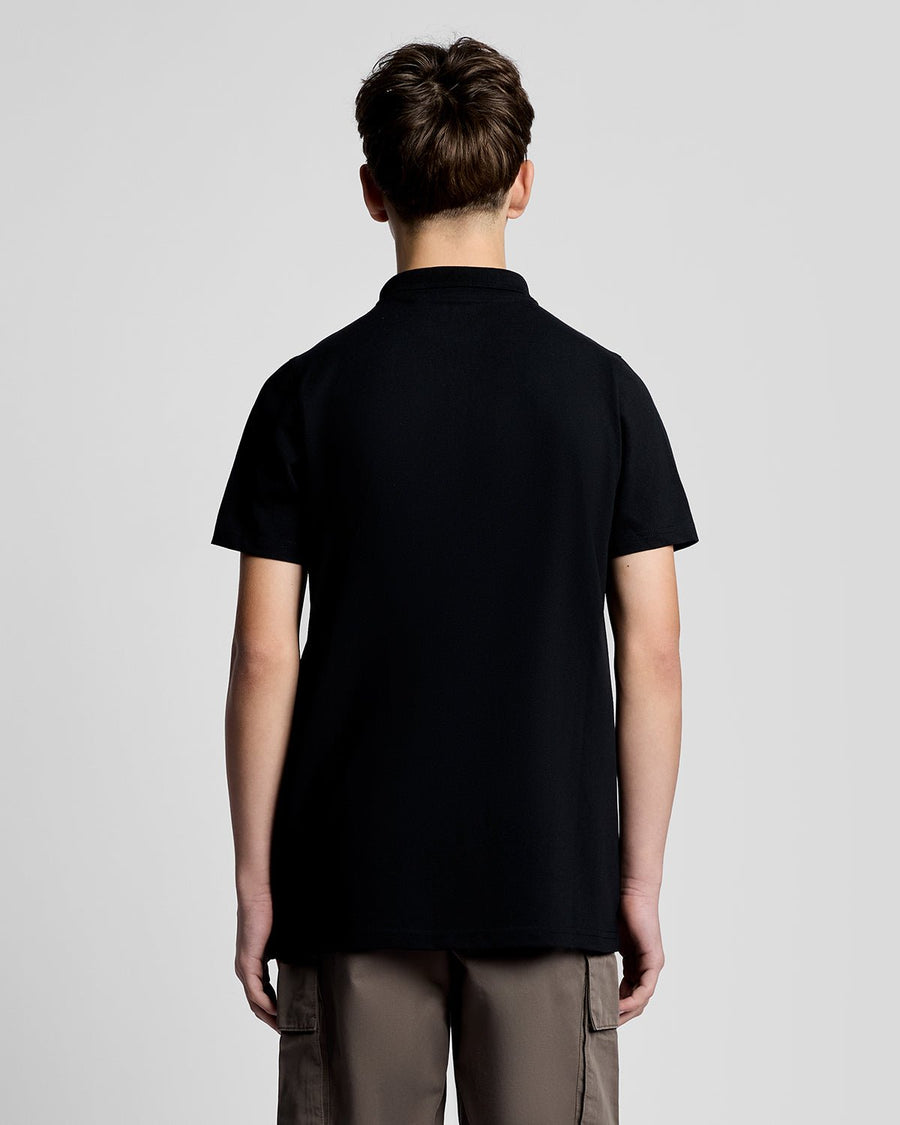 Un homme porte un polo de sport noir de jais