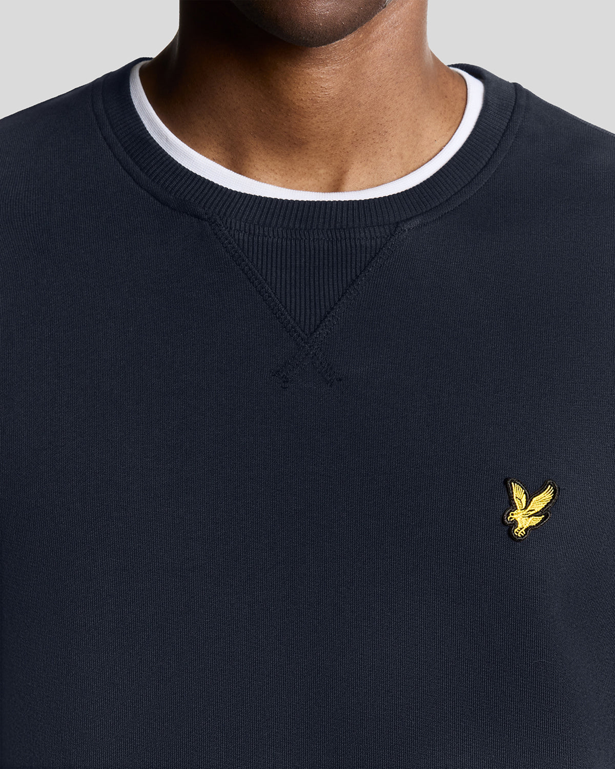 Homme portant un sweat-shirt à col rond en coton bleu marine foncé