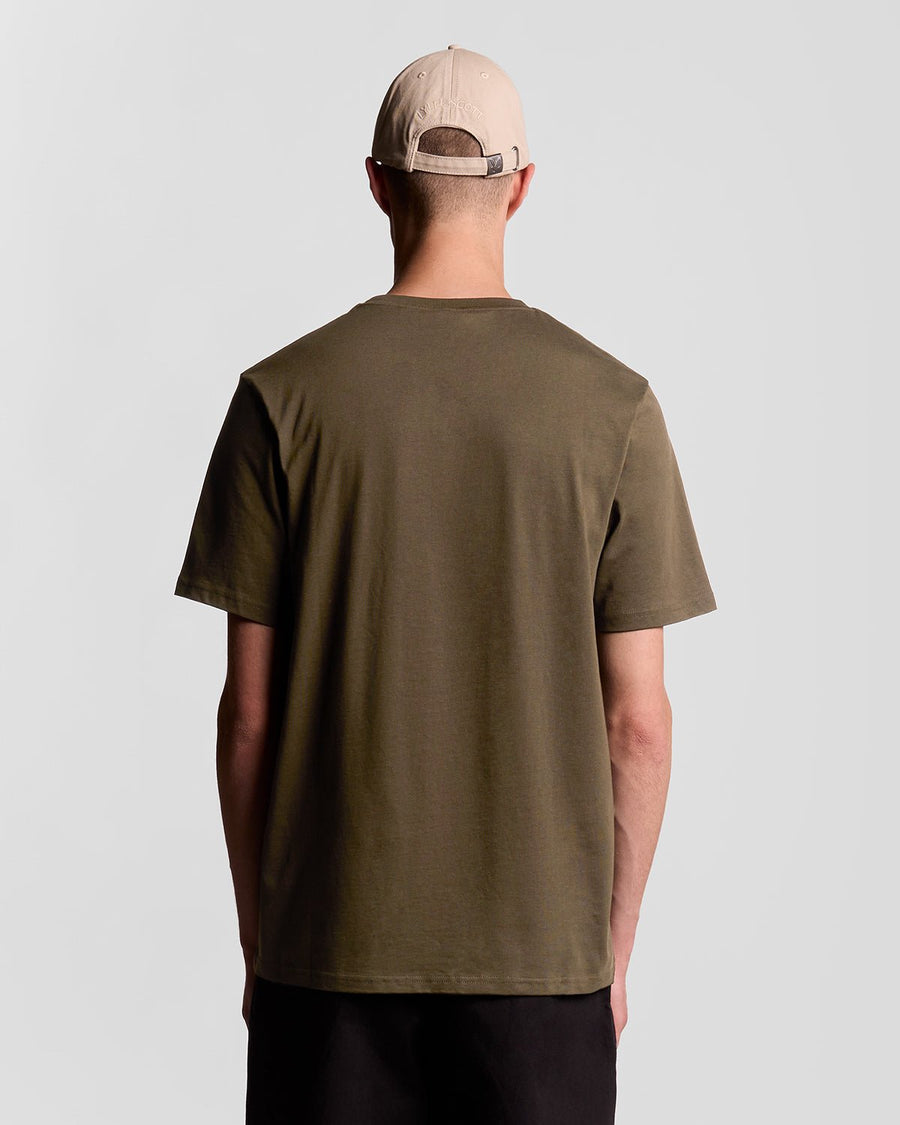 Man draagt een katoenen T-shirt met ronde hals in de kleur olijfgroen