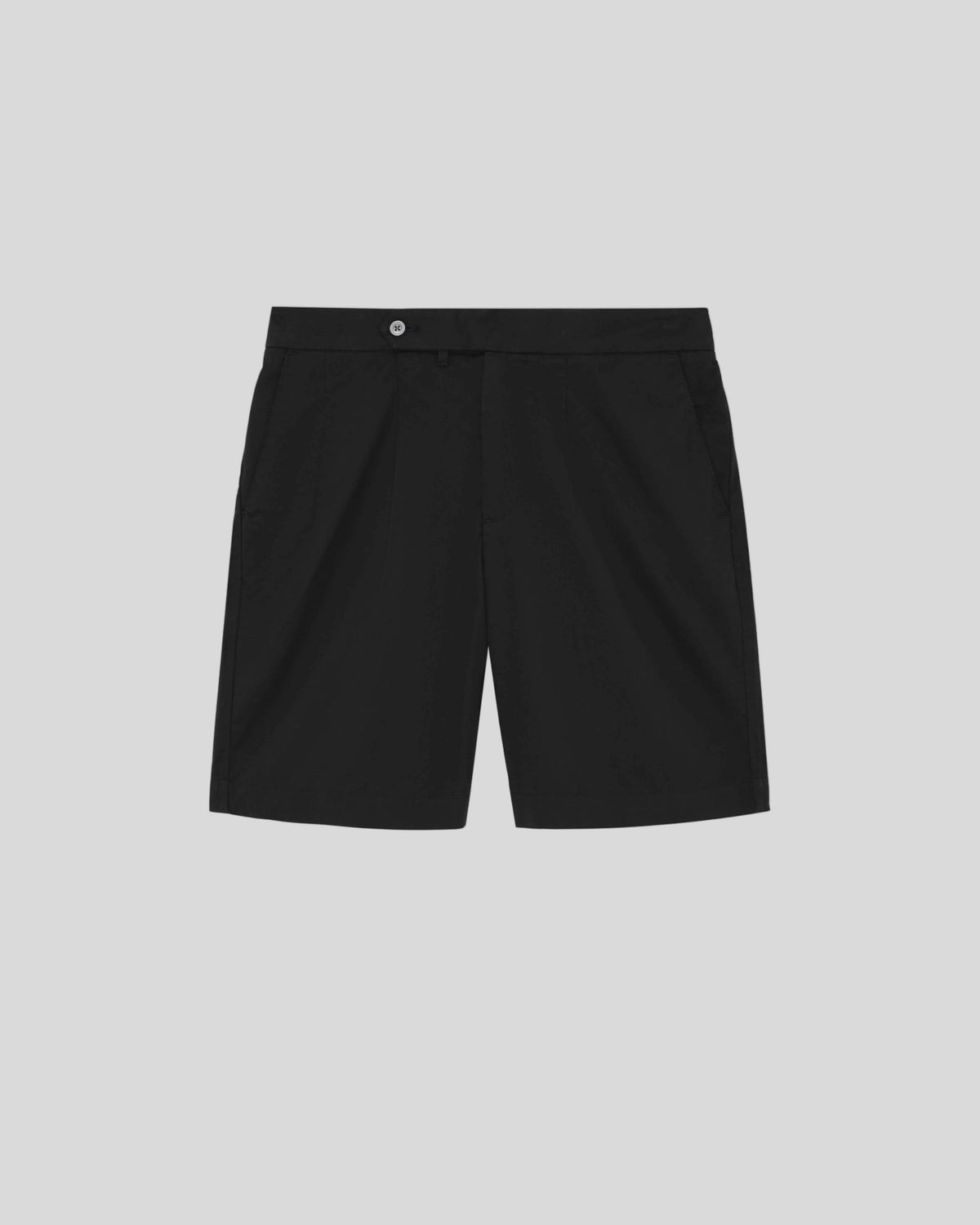 Homme portant un short chino en coton ultrafin, couleur laquée