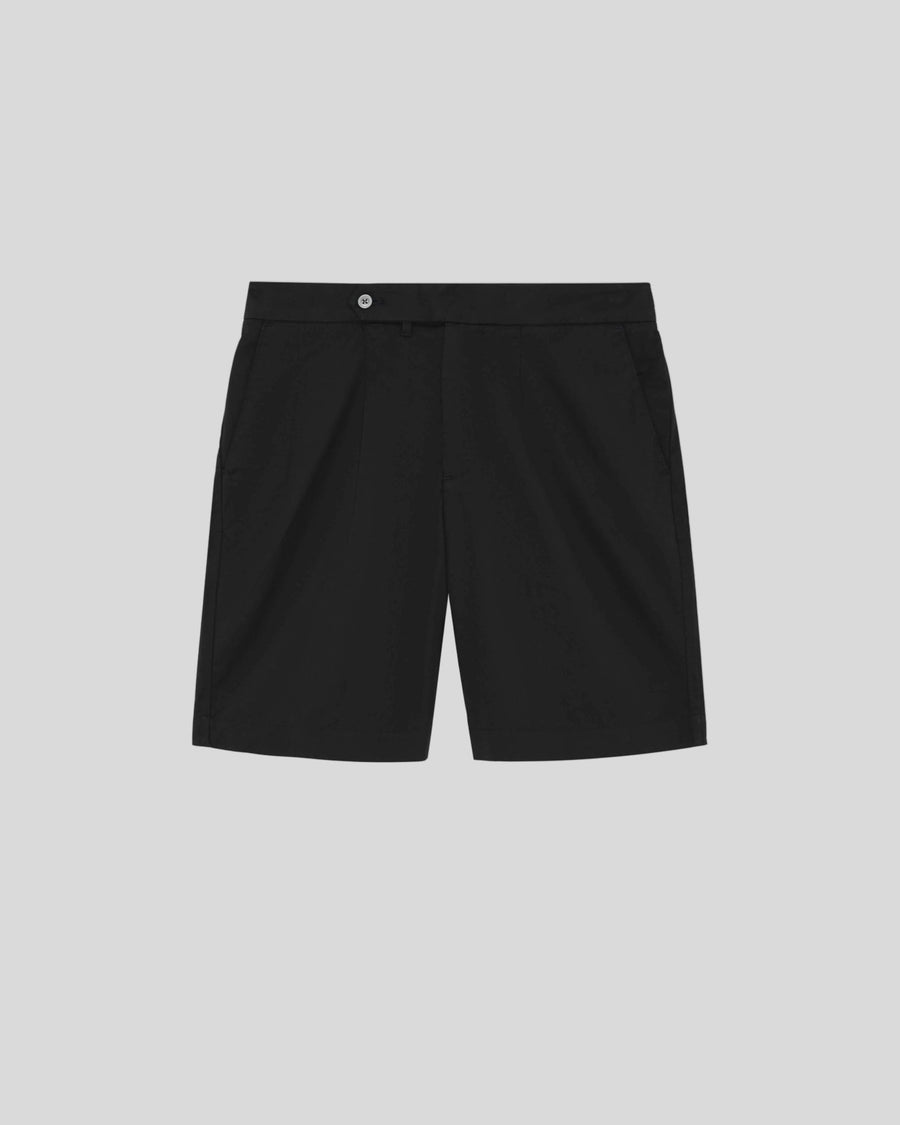 Homme portant un short chino en coton ultrafin, couleur laquée