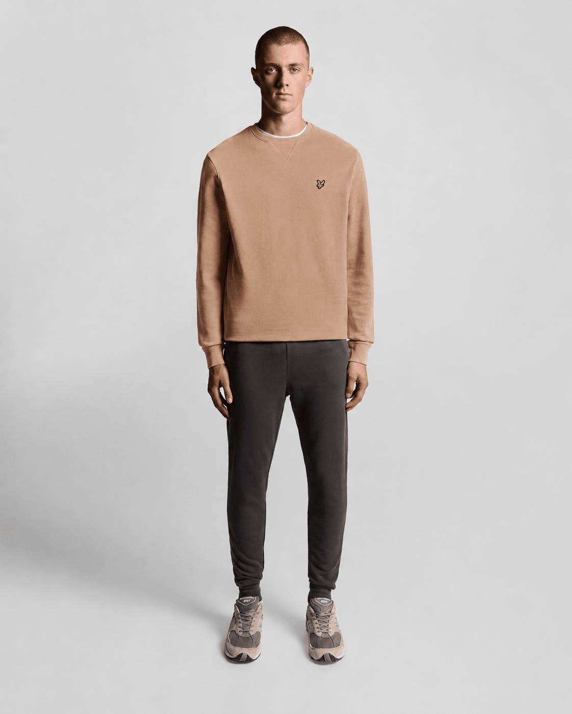 Homme portant un sweat-shirt à col rond en coton, couleur orge