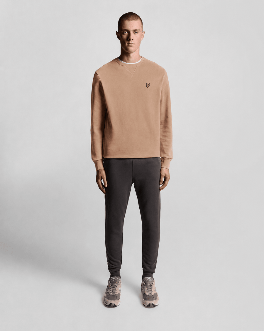 Homme portant un sweat-shirt à col rond en coton, couleur orge