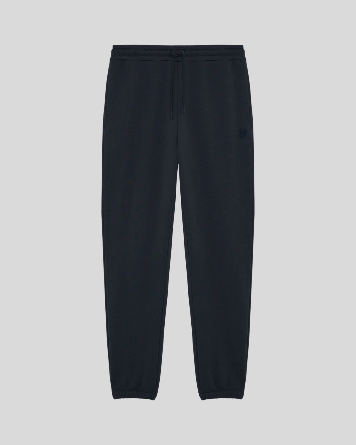 Homme portant un pantalon de jogging slim en coton ultra-fin, couleur noir de jais
