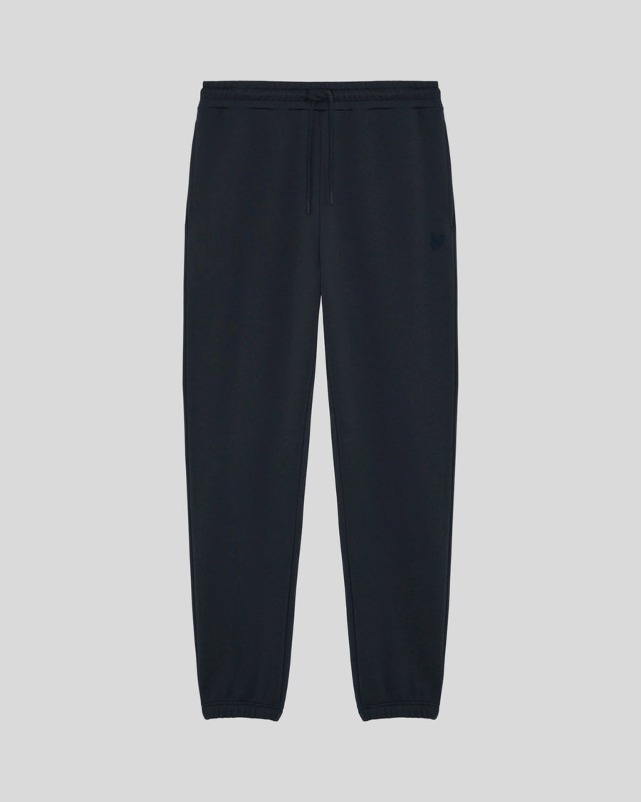 Homme portant un pantalon de jogging slim en coton ultra-fin, couleur noir de jais
