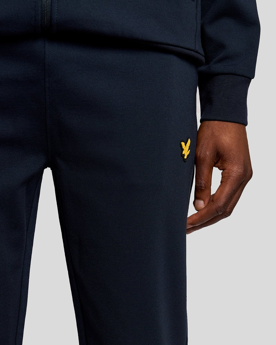 Homme portant un pantalon de jogging léger de sport bleu marine foncé