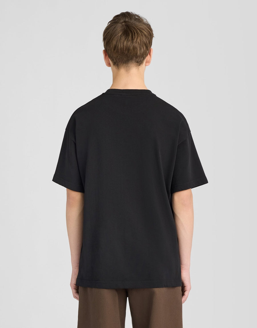 Garçon portant un t-shirt ample épais, couleur noire
