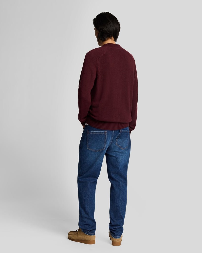 Homme portant un jean en denim ajusté et fuselé, couleur indigo