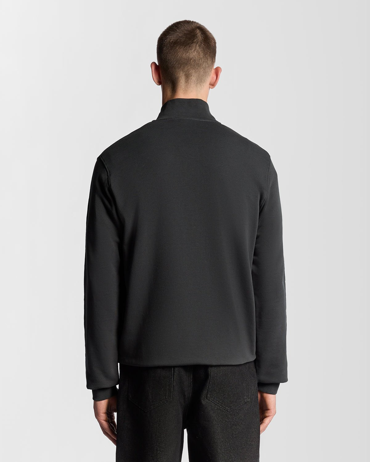 Homme portant un sweat-shirt à fermeture éclair 1/4 en coton bouclé, couleur gris métallisé