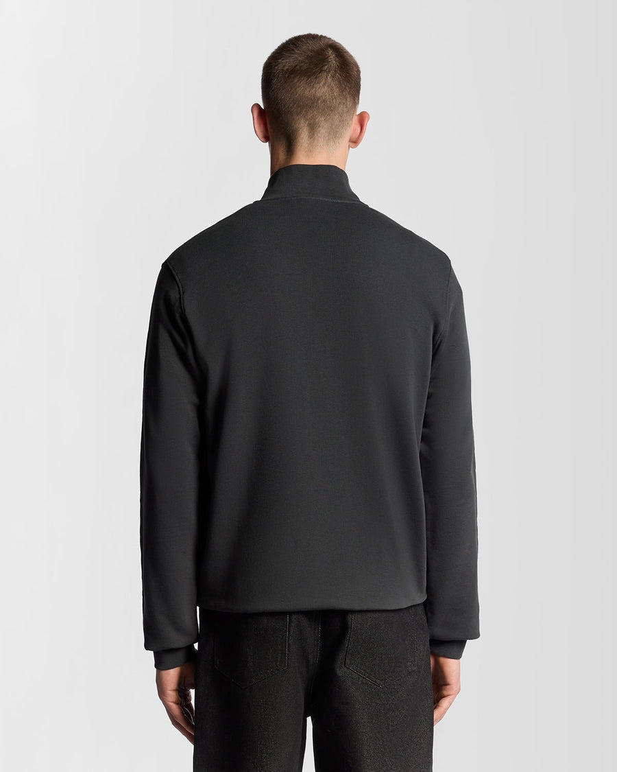 Homme portant un sweat-shirt à fermeture éclair 1/4 en coton bouclé, couleur gris métallisé