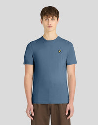 Man bär en Everyday Cotton-T-shirt med rund hals i färgen Ocean Sky