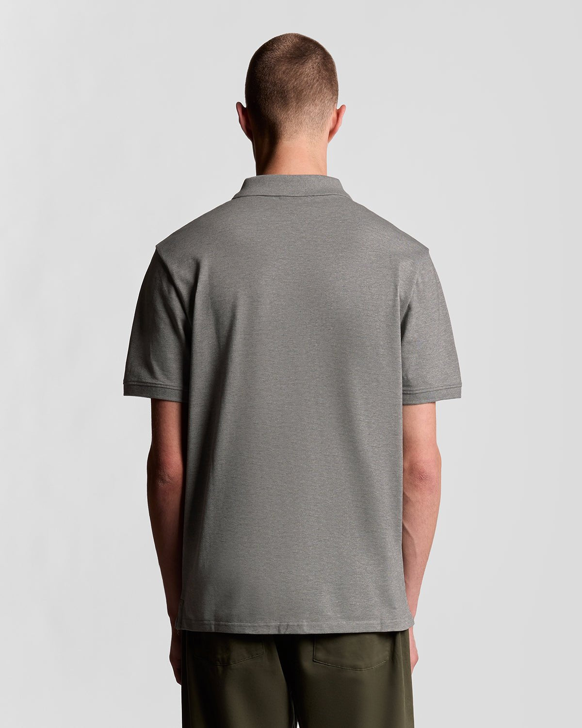 Homme portant un polo en coton gris chiné moyen