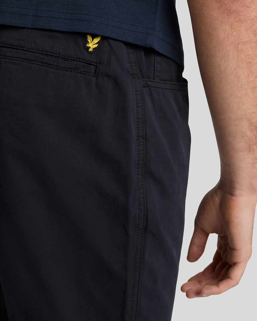 Uomo con pantaloni chino a cinque tasche in nero jet