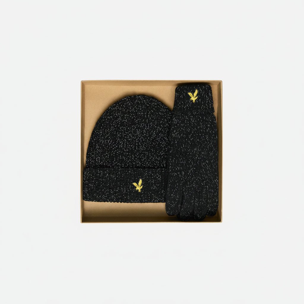 Man draagt een set met een reflecterende muts en handschoenen in de kleur Jet Black