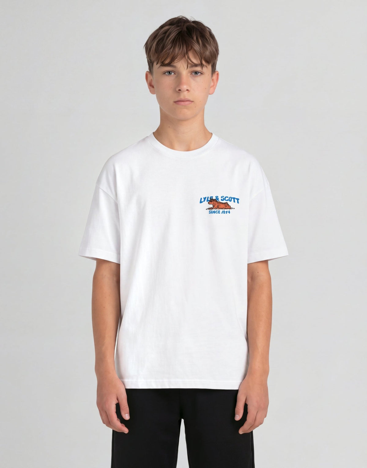 Jongen draagt een T-shirt met een afbeelding van een Highland-koe in het wit