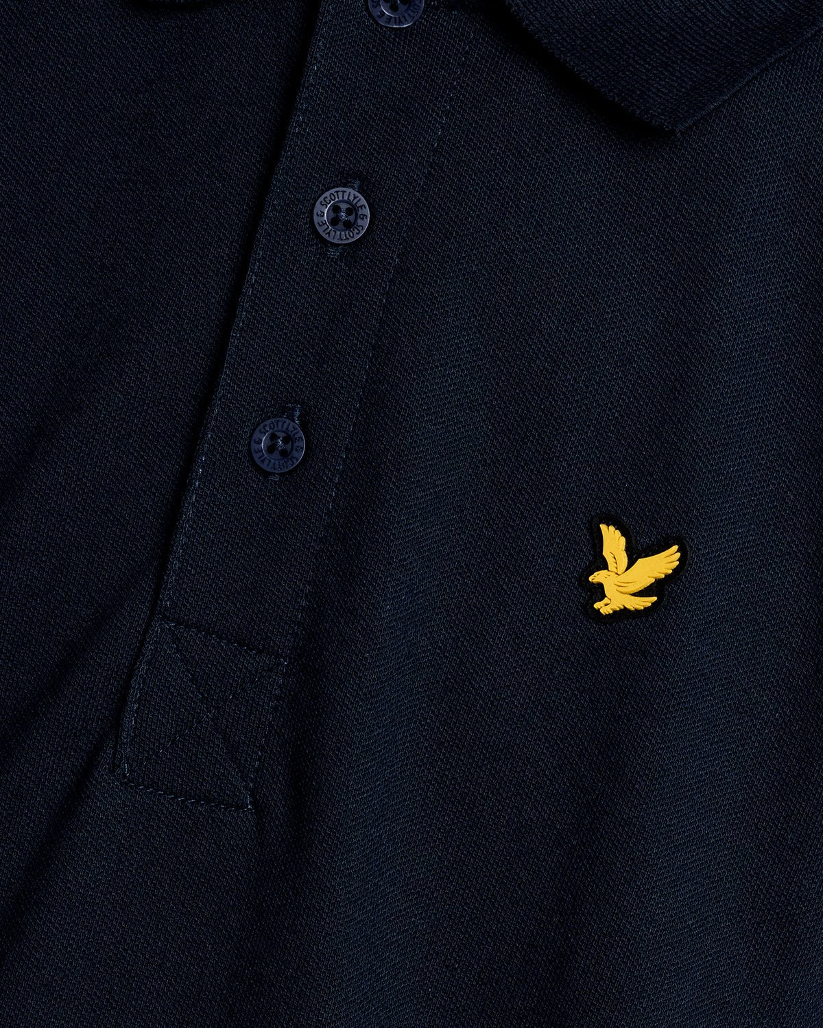 Hombre con polo deportivo en azul marino oscuro