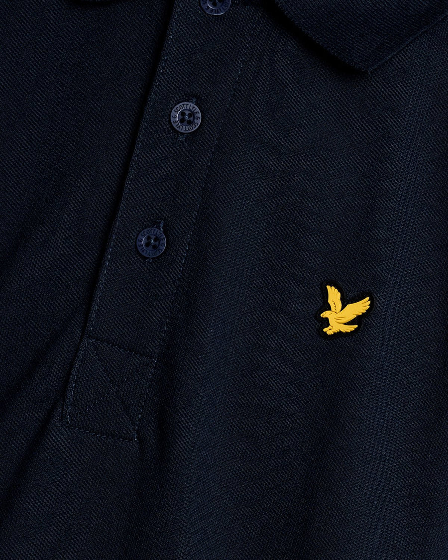 Hombre con polo deportivo en azul marino oscuro