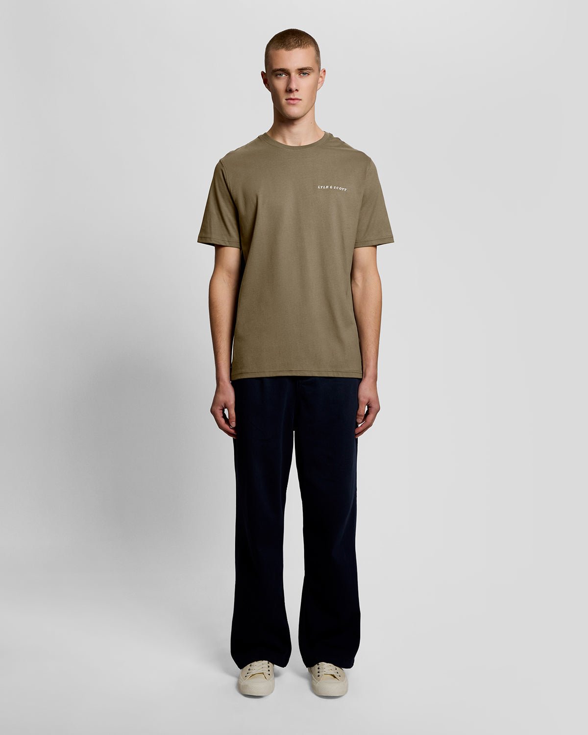 Uomo con maglietta girocollo in cotone con logo in stile script, colore kaki cenere