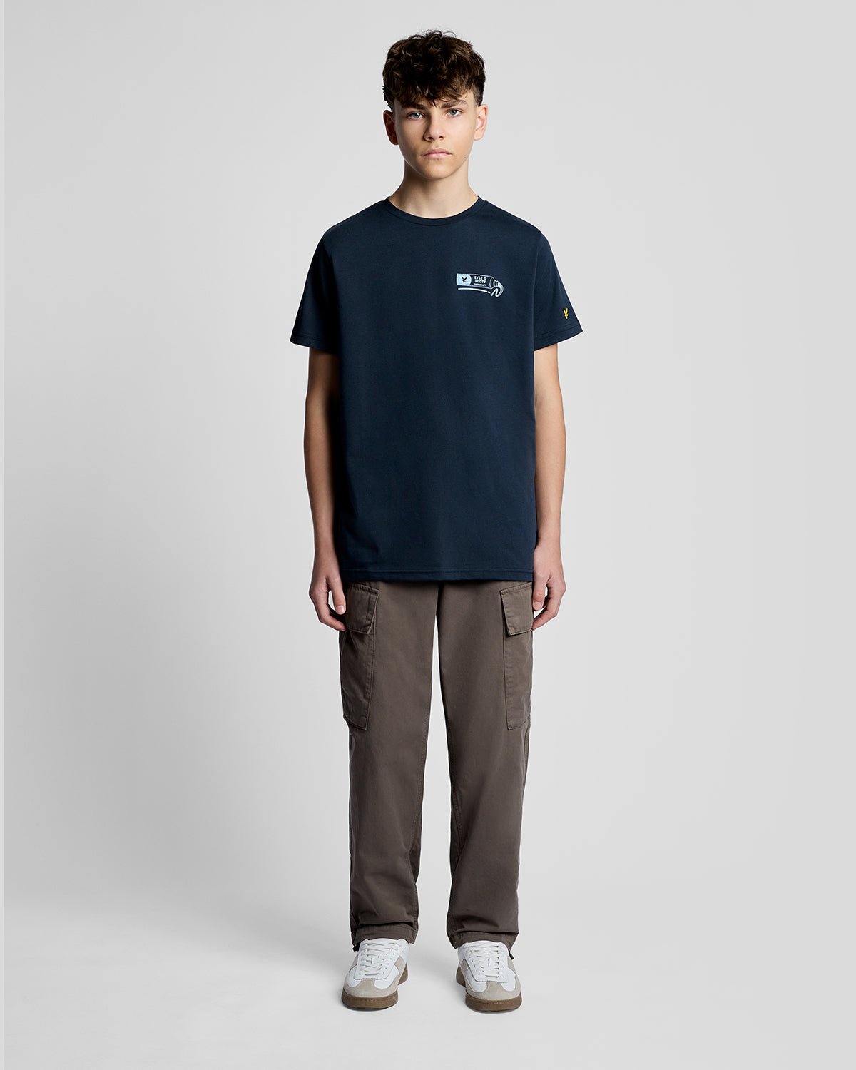 Uomo con maglietta con stampa sul retro in blu navy scuro