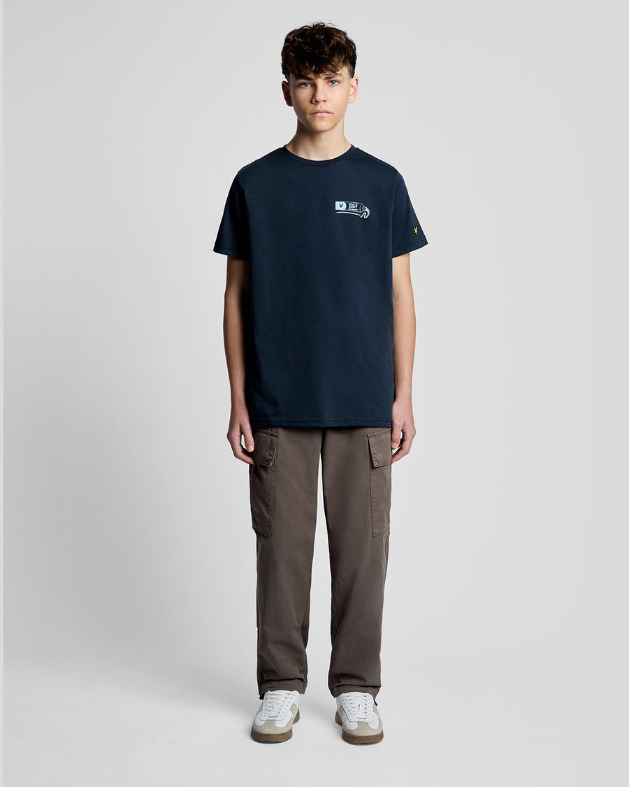 Uomo con maglietta con stampa sul retro in blu navy scuro