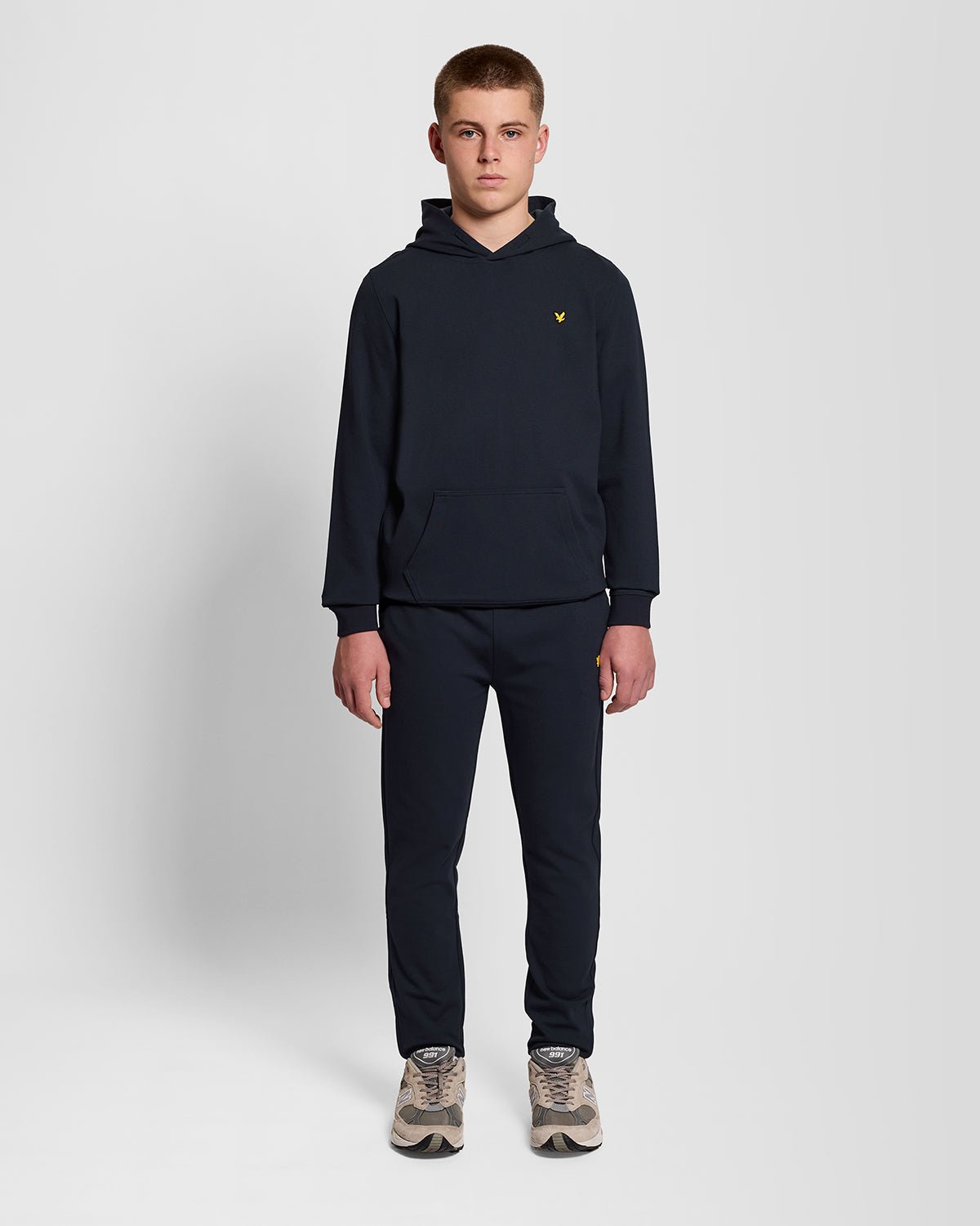 Homme portant un sweat à capuche en polaire Sports Brushback bleu marine foncé