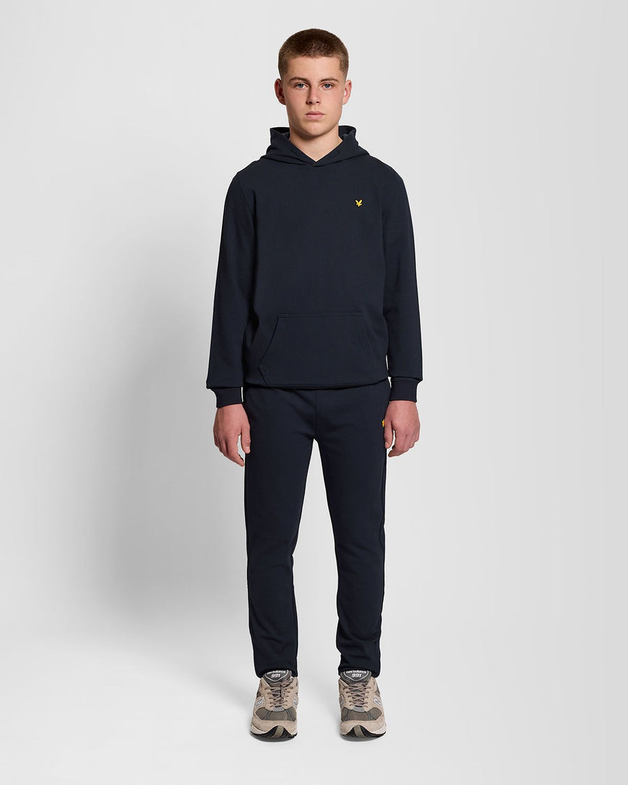 Homme portant un sweat à capuche en polaire Sports Brushback bleu marine foncé