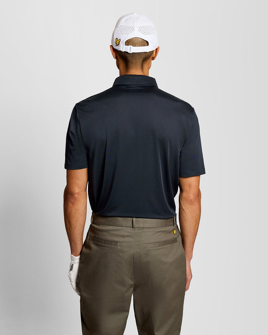 Uomo con polo con abbottonatura nascosta in blu scuro