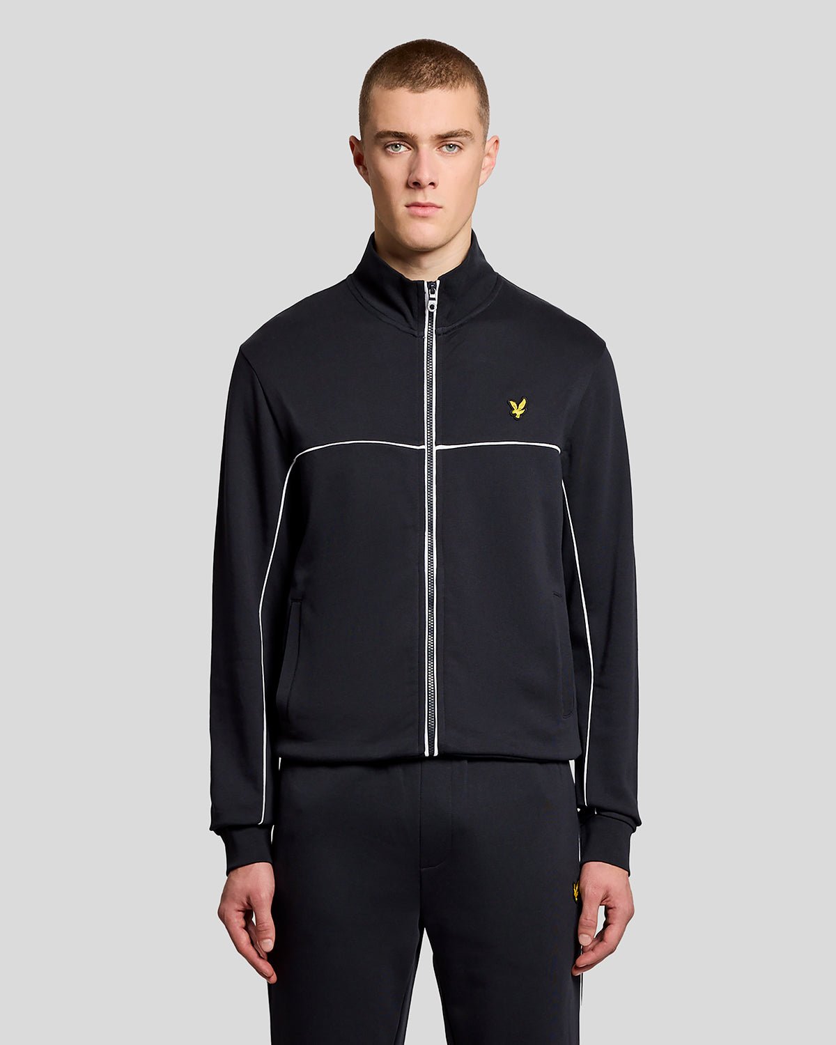 Homme portant un sweat à capuche zippé sur toute la longueur avec passepoil, couleur bleu marine foncé