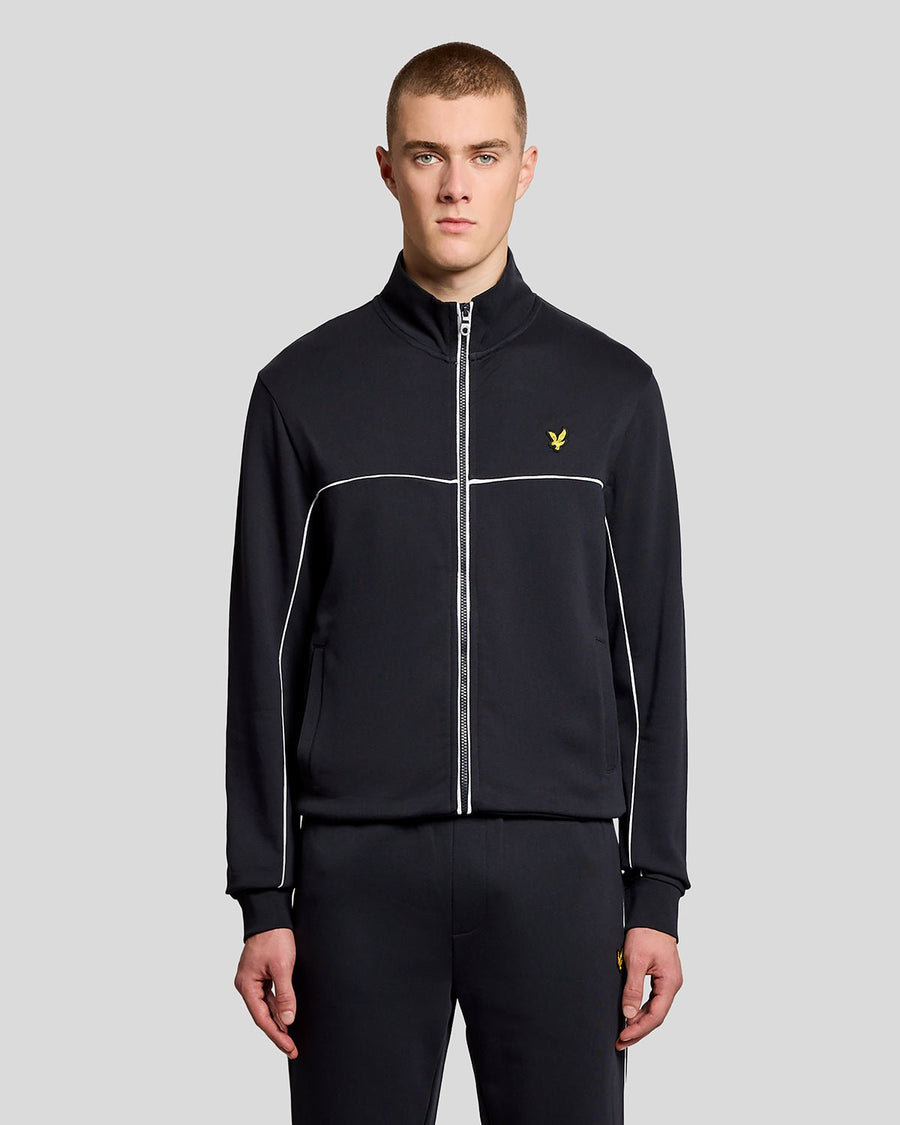 Homme portant un sweat à capuche zippé sur toute la longueur avec passepoil, couleur bleu marine foncé