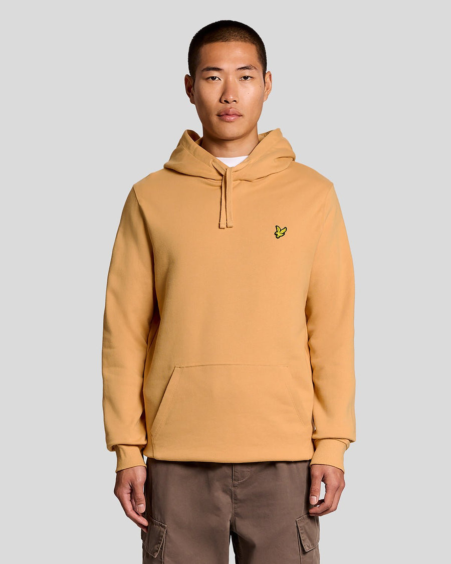 Un homme porte un sweat à capuche en coton Loopback, motif nid d'abeille