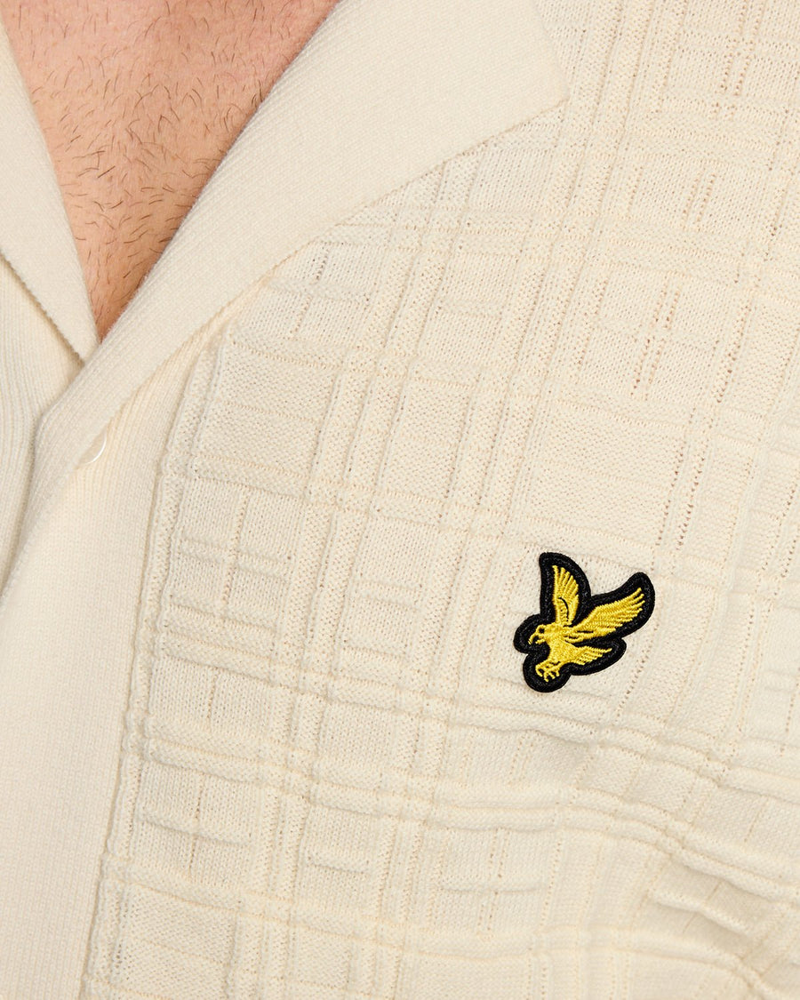 Un homme porte une chemise de vacances en maille à col Revere, couleur « Ice Cream »