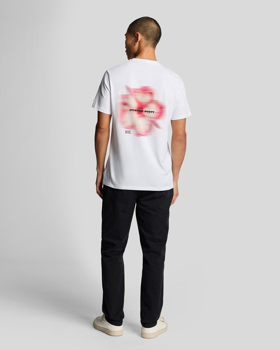 Homme portant un pantalon chino à coupe droite, couleur noir de jais