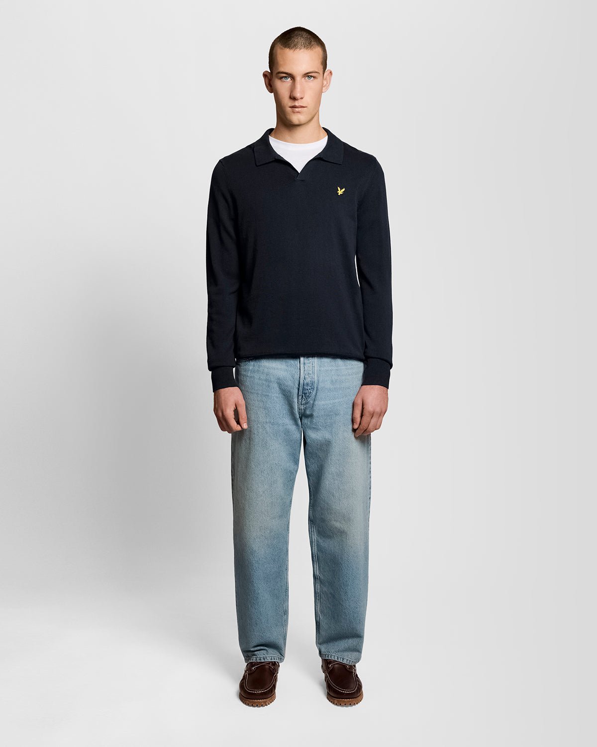 Homme portant un pull à col polo en coton bleu marine foncé