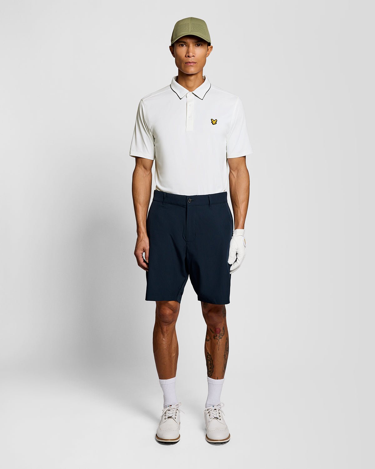 Homme portant un polo à col contrasté blanc