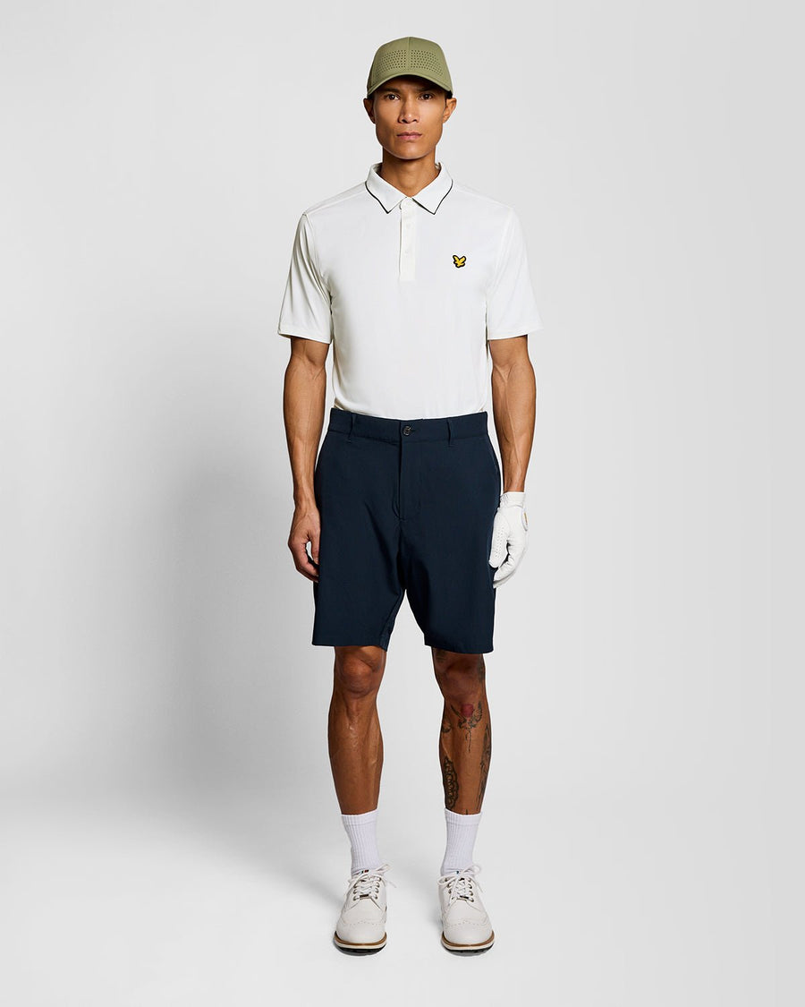 Homme portant un polo à col contrasté blanc