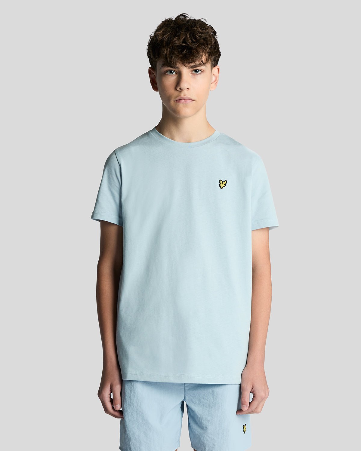 Homme portant un t-shirt à col rond en coton bleu opale