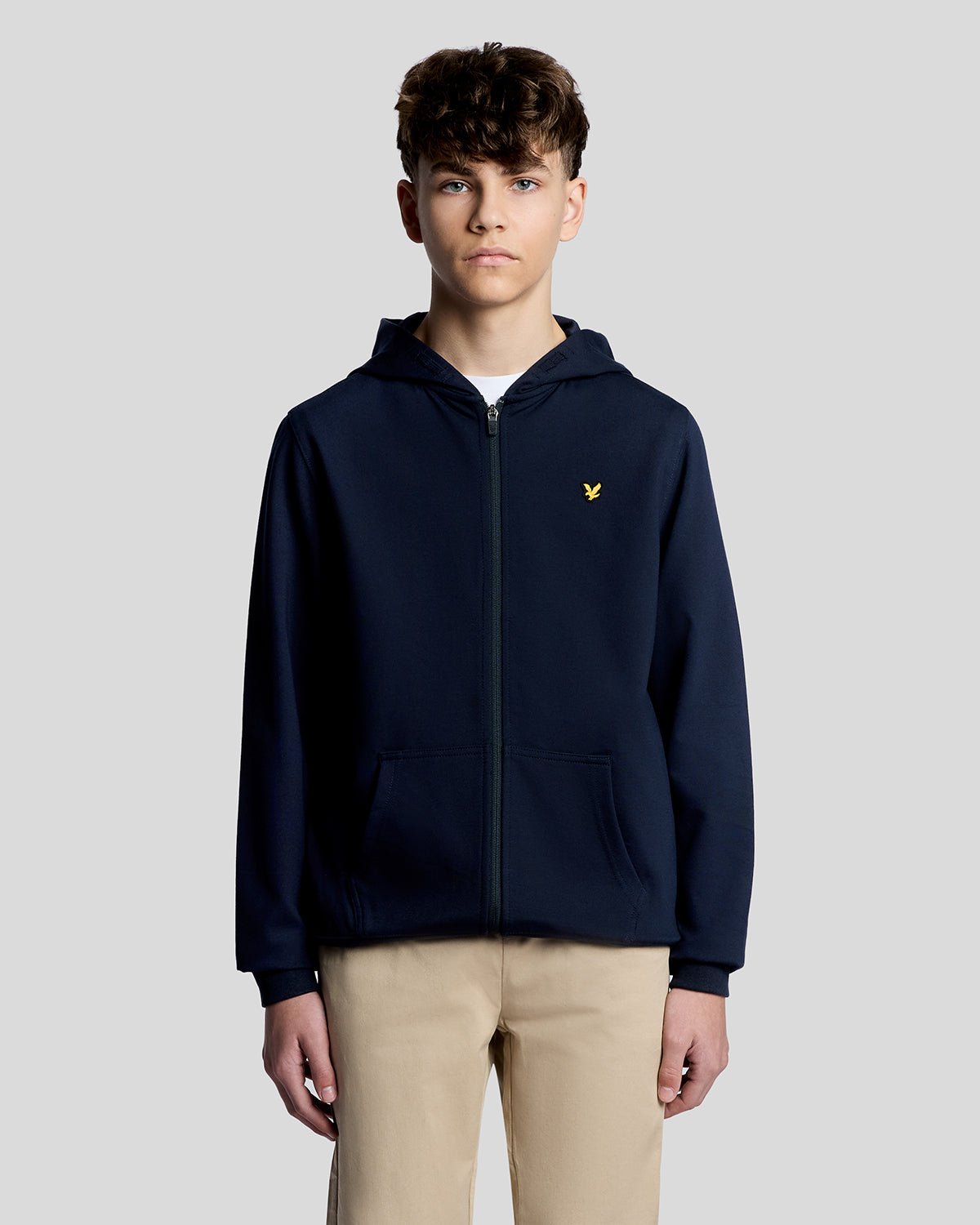 Hombre con sudadera con capucha deportiva ligera en azul marino oscuro