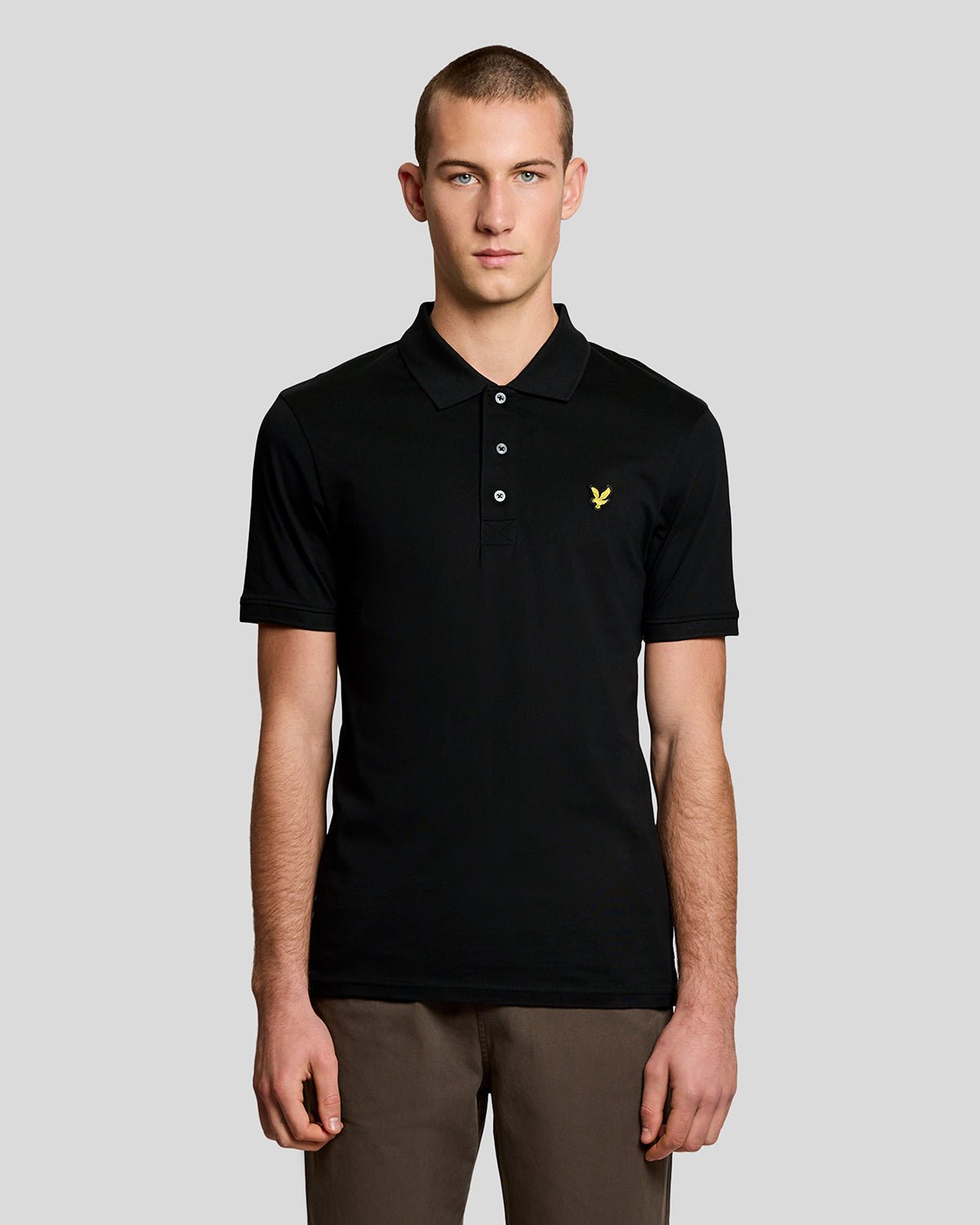 Uomo con polo in jersey di cotone nero corvino