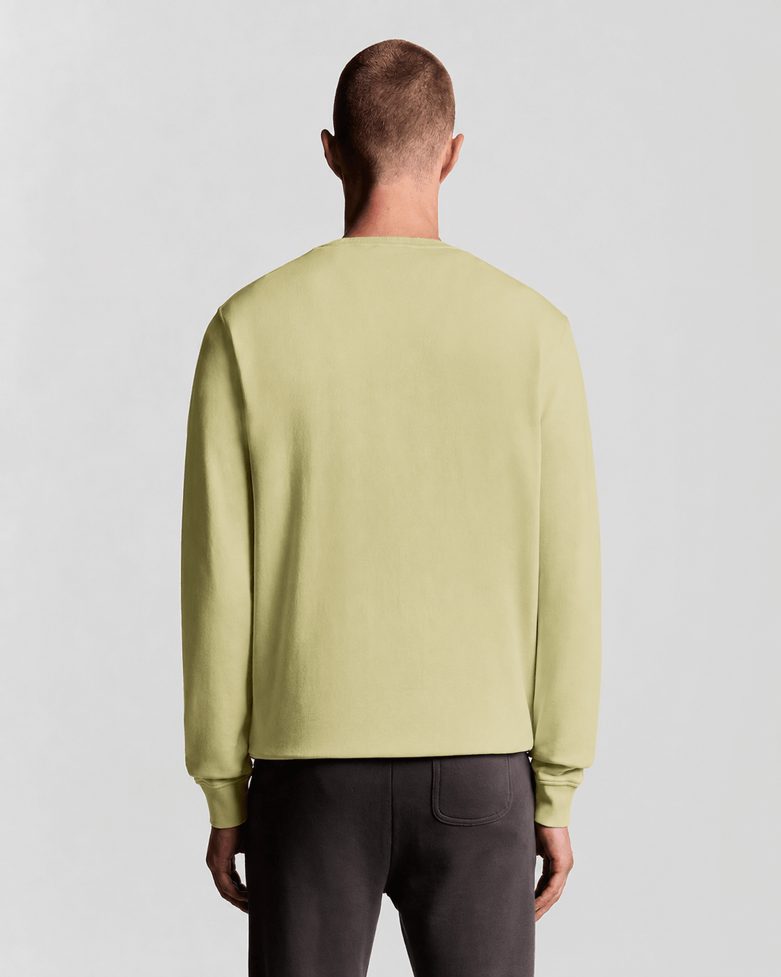 Homme portant un sweat-shirt à col rond en coton, couleur vert herbe