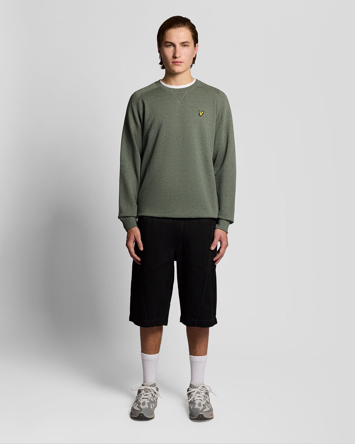 Homme portant un sweat-shirt raglan en coton chiné, couleur kaki tricolore