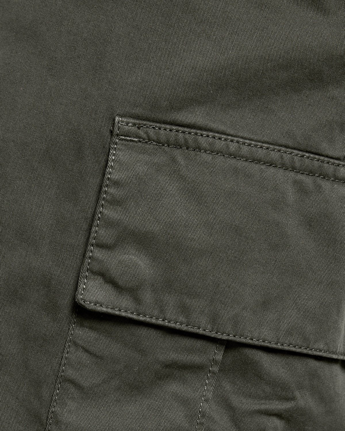 Uomo con pantaloncini cargo in cotone color oliva