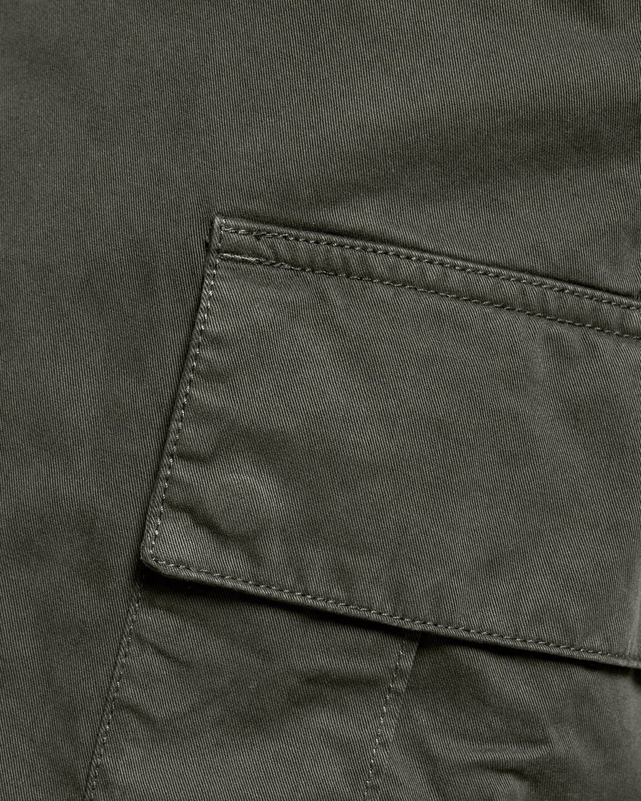 Uomo con pantaloncini cargo in cotone color oliva