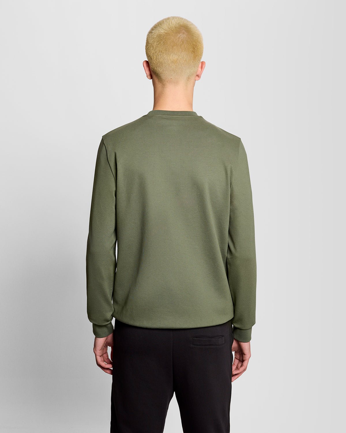 Homme portant un sweat-shirt léger de sport vert cactus