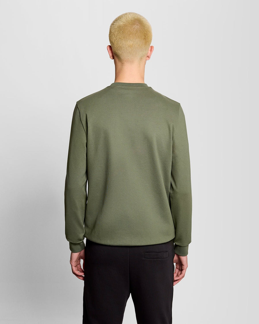 Homme portant un sweat-shirt léger de sport vert cactus