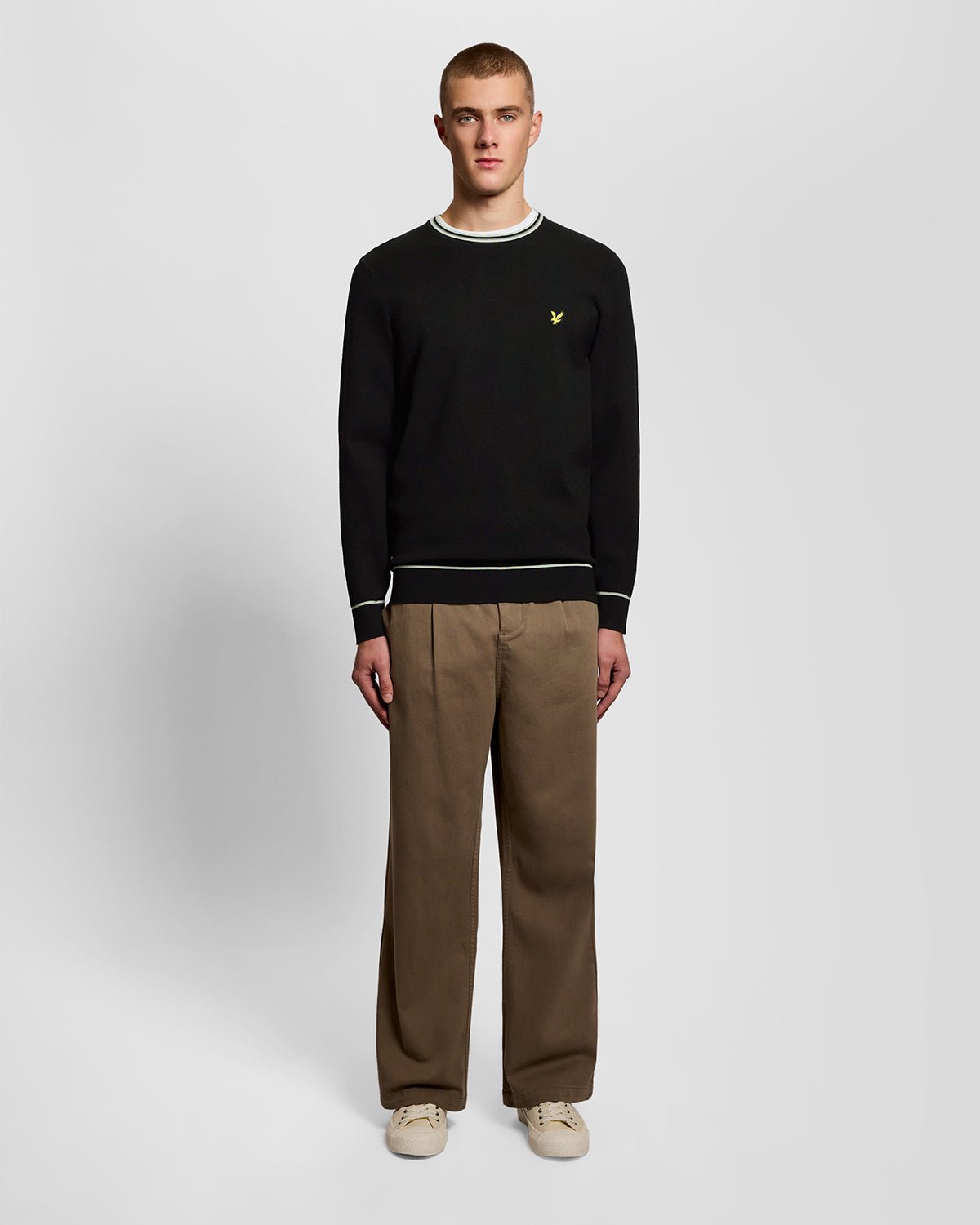 Homme portant un pull à col rond en maille à bords contrastés, couleur noir de jais