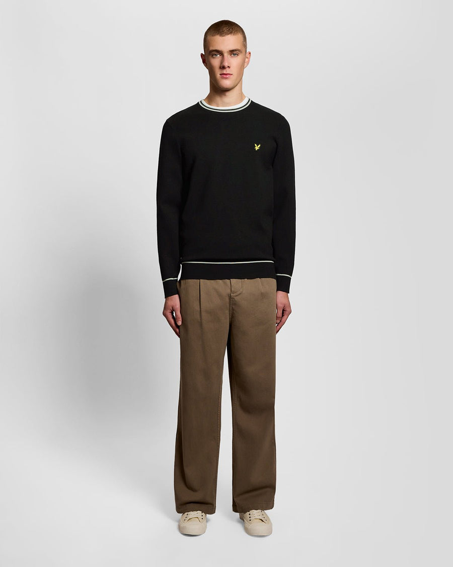 Homme portant un pull à col rond en maille à bords contrastés, couleur noir de jais