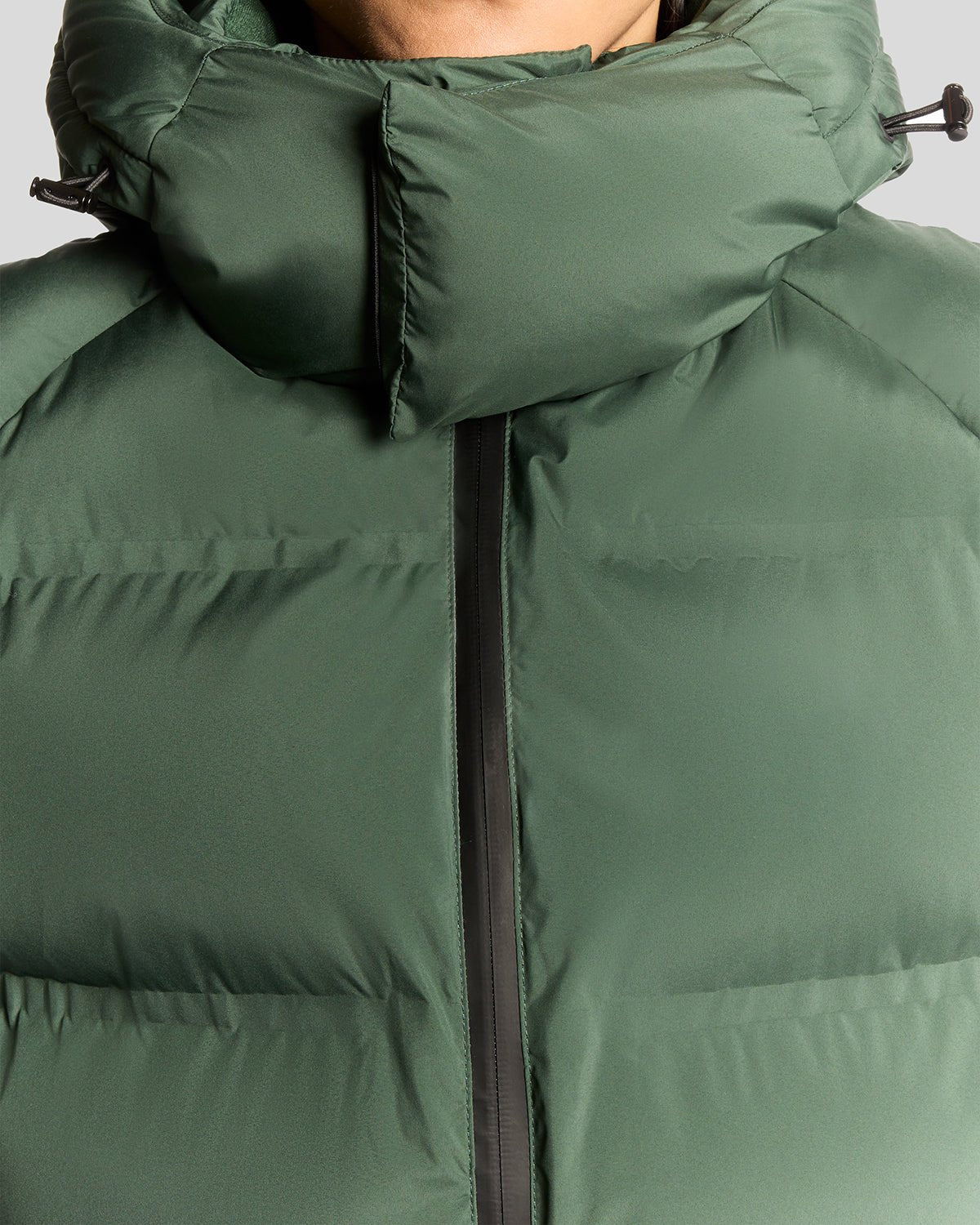 Homme portant un gilet matelassé à capuche épais, couleur Dark Pine